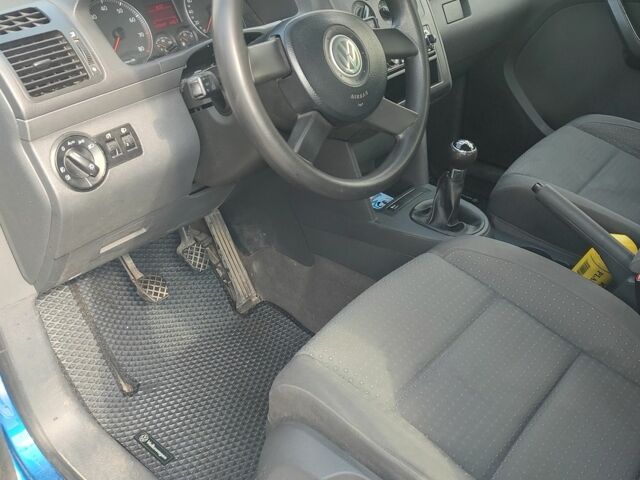 Синий Фольксваген Туран, объемом двигателя 1.6 л и пробегом 230 тыс. км за 5000 $, фото 3 на Automoto.ua