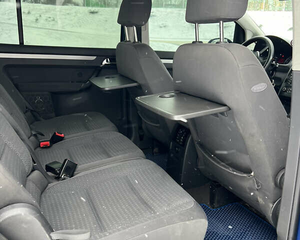 Синій Фольксваген Туран, об'ємом двигуна 1.6 л та пробігом 268 тис. км за 4800 $, фото 11 на Automoto.ua