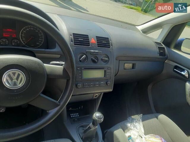 Синий Фольксваген Туран, объемом двигателя 1.6 л и пробегом 292 тыс. км за 5600 $, фото 1 на Automoto.ua