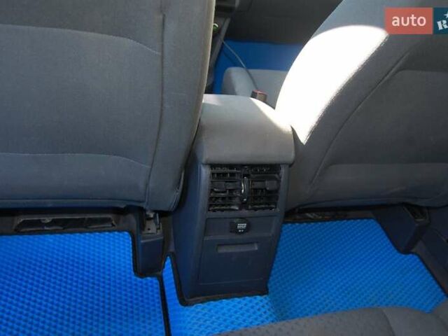 Синий Фольксваген Туран, объемом двигателя 1.6 л и пробегом 213 тыс. км за 5600 $, фото 21 на Automoto.ua