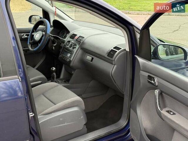 Синий Фольксваген Туран, объемом двигателя 1.6 л и пробегом 246 тыс. км за 5800 $, фото 10 на Automoto.ua