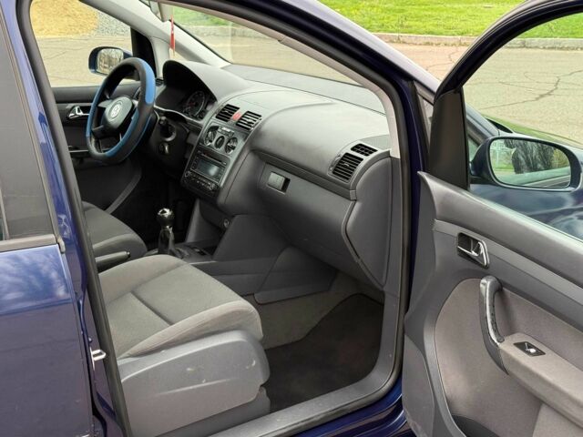 Синий Фольксваген Туран, объемом двигателя 1.6 л и пробегом 246 тыс. км за 5800 $, фото 10 на Automoto.ua