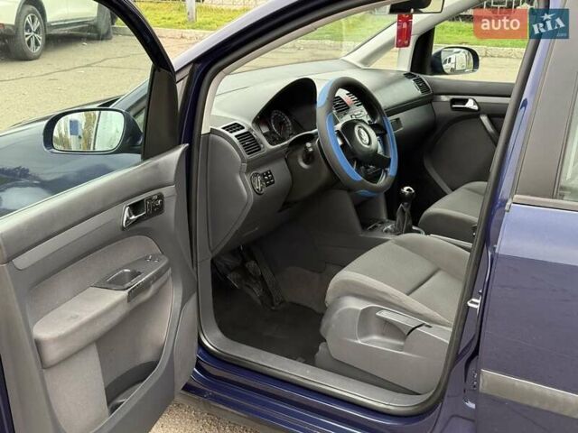 Синий Фольксваген Туран, объемом двигателя 1.6 л и пробегом 246 тыс. км за 5800 $, фото 6 на Automoto.ua