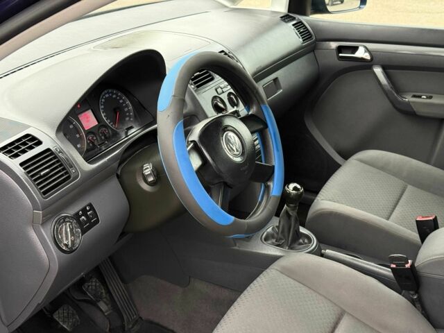 Синий Фольксваген Туран, объемом двигателя 1.6 л и пробегом 246 тыс. км за 5800 $, фото 7 на Automoto.ua