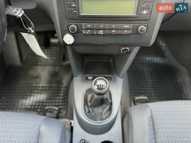 Синий Фольксваген Туран, объемом двигателя 1.6 л и пробегом 250 тыс. км за 5450 $, фото 31 на Automoto.ua