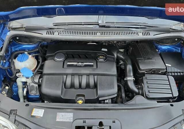 Синий Фольксваген Туран, объемом двигателя 1.6 л и пробегом 221 тыс. км за 6399 $, фото 1 на Automoto.ua