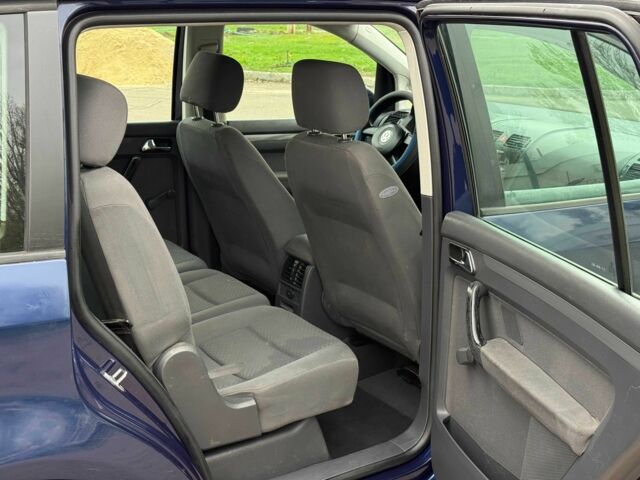 Синий Фольксваген Туран, объемом двигателя 1.6 л и пробегом 246 тыс. км за 5800 $, фото 9 на Automoto.ua