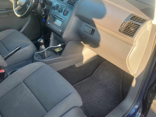 Синий Фольксваген Туран, объемом двигателя 2 л и пробегом 280 тыс. км за 3500 $, фото 6 на Automoto.ua