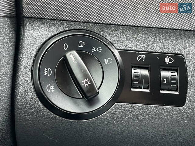 Синий Фольксваген Туран, объемом двигателя 1.6 л и пробегом 233 тыс. км за 6500 $, фото 47 на Automoto.ua