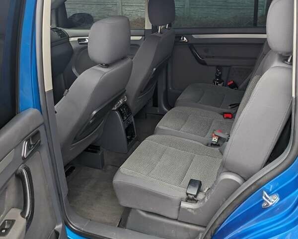 Синий Фольксваген Туран, объемом двигателя 2 л и пробегом 200 тыс. км за 6399 $, фото 5 на Automoto.ua