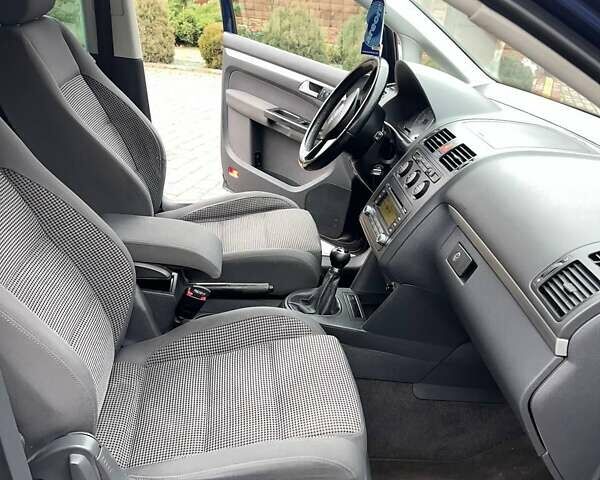 Синий Фольксваген Туран, объемом двигателя 1.6 л и пробегом 204 тыс. км за 6200 $, фото 13 на Automoto.ua