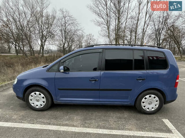 Синий Фольксваген Туран, объемом двигателя 1.9 л и пробегом 253 тыс. км за 5500 $, фото 1 на Automoto.ua