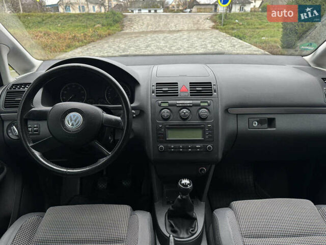 Синій Фольксваген Туран, об'ємом двигуна 1.6 л та пробігом 203 тис. км за 5900 $, фото 7 на Automoto.ua