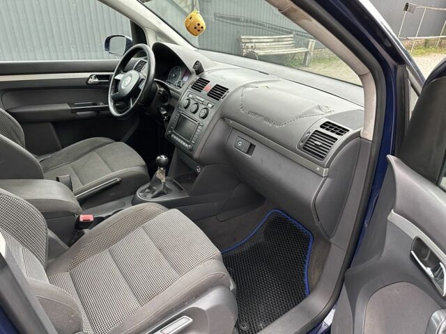 Синий Фольксваген Туран, объемом двигателя 2 л и пробегом 468 тыс. км за 3999 $, фото 16 на Automoto.ua