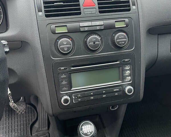 Синий Фольксваген Туран, объемом двигателя 1.9 л и пробегом 253 тыс. км за 5500 $, фото 11 на Automoto.ua