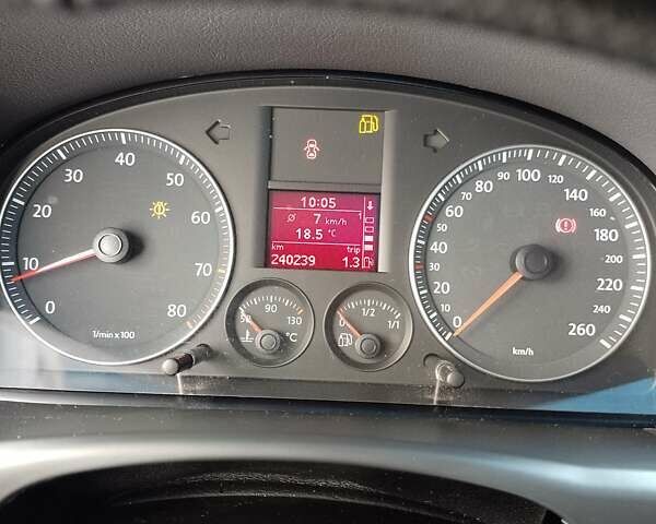 Синій Фольксваген Туран, об'ємом двигуна 1.98 л та пробігом 240 тис. км за 7500 $, фото 11 на Automoto.ua