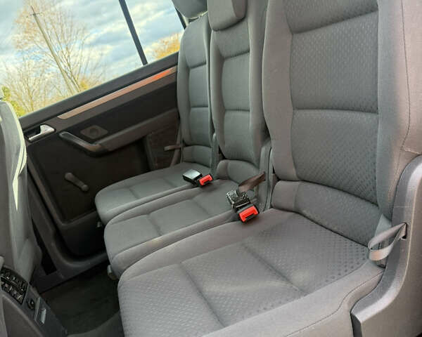 Синій Фольксваген Туран, об'ємом двигуна 1.6 л та пробігом 221 тис. км за 6200 $, фото 23 на Automoto.ua