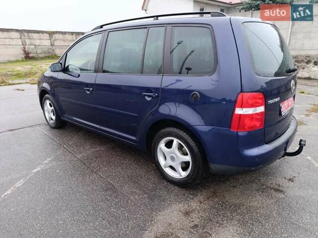 Синий Фольксваген Туран, объемом двигателя 1.6 л и пробегом 227 тыс. км за 5999 $, фото 1 на Automoto.ua
