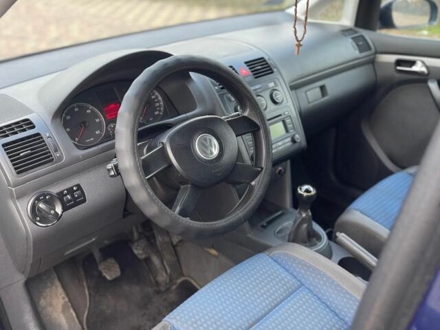 Синий Фольксваген Туран, объемом двигателя 1.9 л и пробегом 322 тыс. км за 3900 $, фото 4 на Automoto.ua