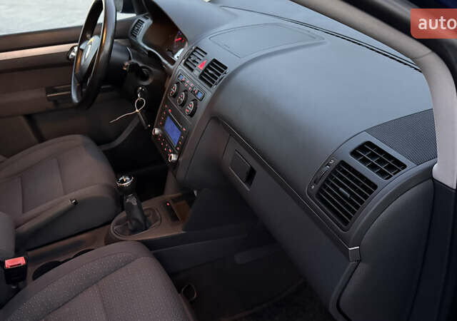 Синій Фольксваген Туран, об'ємом двигуна 1.6 л та пробігом 282 тис. км за 6500 $, фото 42 на Automoto.ua