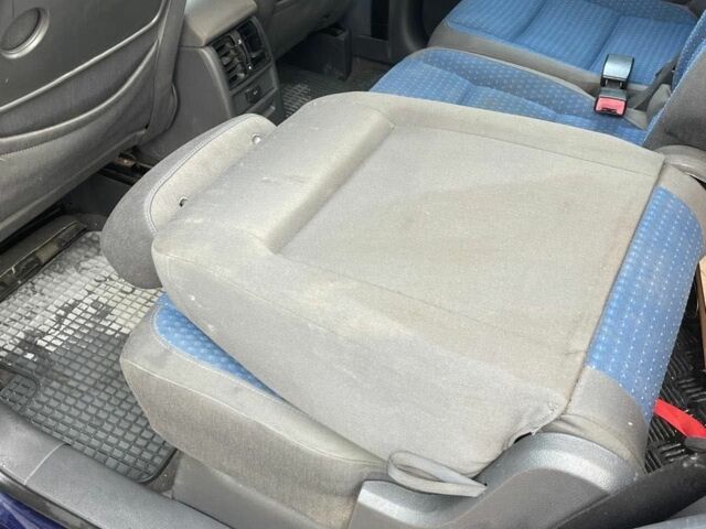 Синий Фольксваген Туран, объемом двигателя 1.9 л и пробегом 322 тыс. км за 3900 $, фото 9 на Automoto.ua