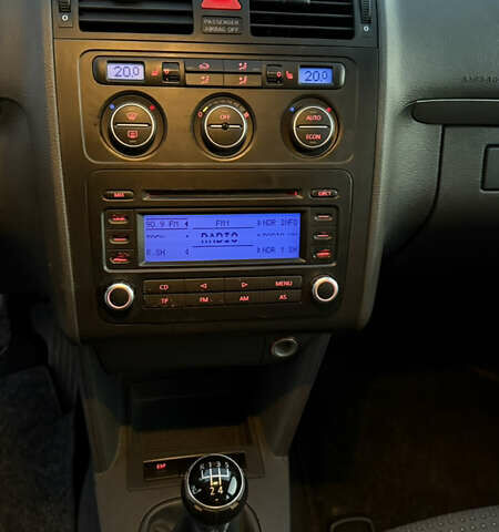 Синій Фольксваген Туран, об'ємом двигуна 1.6 л та пробігом 282 тис. км за 6500 $, фото 20 на Automoto.ua