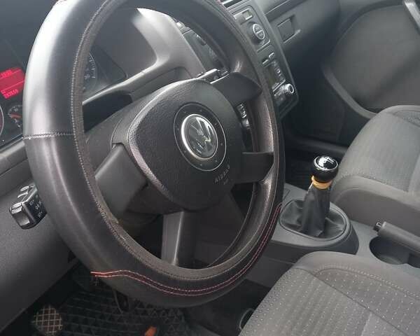 Синий Фольксваген Туран, объемом двигателя 1.6 л и пробегом 283 тыс. км за 6100 $, фото 4 на Automoto.ua