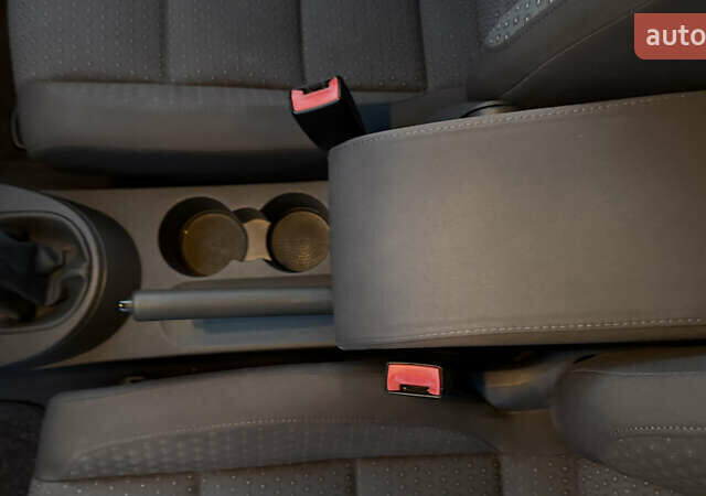 Синій Фольксваген Туран, об'ємом двигуна 1.6 л та пробігом 282 тис. км за 6500 $, фото 19 на Automoto.ua