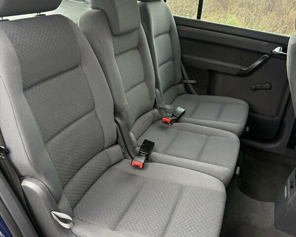 Синій Фольксваген Туран, об'ємом двигуна 1.6 л та пробігом 221 тис. км за 6200 $, фото 24 на Automoto.ua