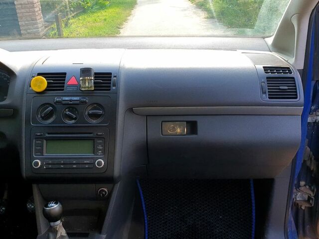 Синий Фольксваген Туран, объемом двигателя 1.6 л и пробегом 420 тыс. км за 4500 $, фото 7 на Automoto.ua