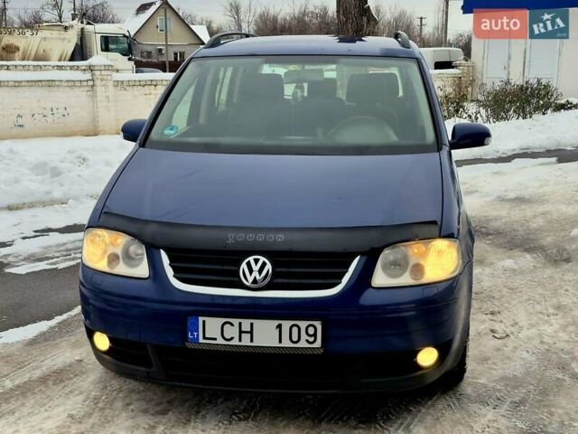 Синий Фольксваген Туран, объемом двигателя 2 л и пробегом 350 тыс. км за 2450 $, фото 1 на Automoto.ua
