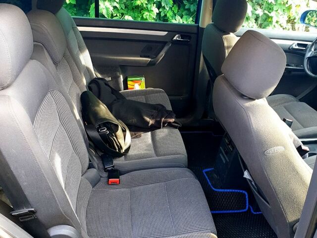 Синий Фольксваген Туран, объемом двигателя 1.6 л и пробегом 420 тыс. км за 4500 $, фото 10 на Automoto.ua