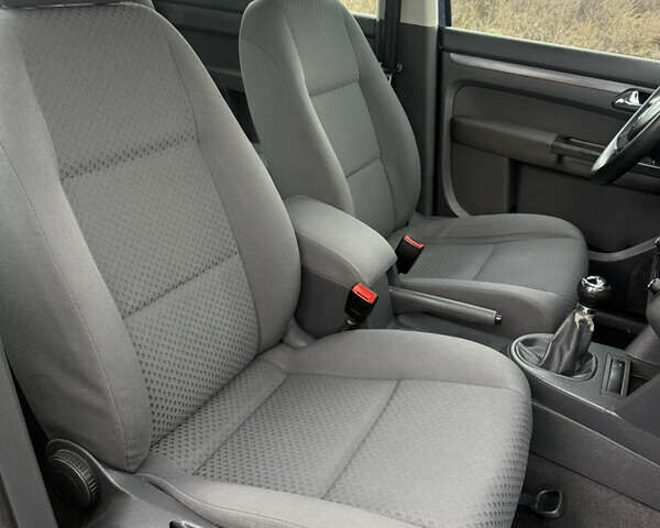 Синій Фольксваген Туран, об'ємом двигуна 1.6 л та пробігом 221 тис. км за 6200 $, фото 21 на Automoto.ua