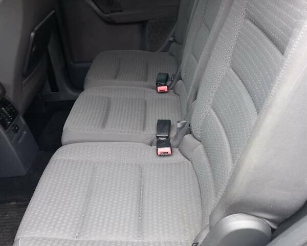 Синий Фольксваген Туран, объемом двигателя 1.6 л и пробегом 283 тыс. км за 6100 $, фото 5 на Automoto.ua