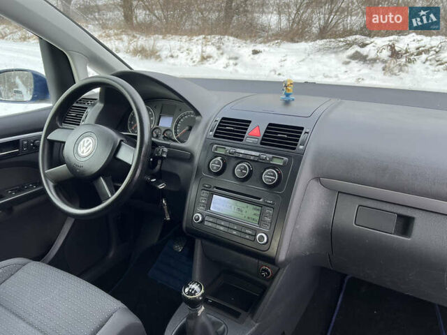 Синій Фольксваген Туран, об'ємом двигуна 1.6 л та пробігом 170 тис. км за 5800 $, фото 48 на Automoto.ua
