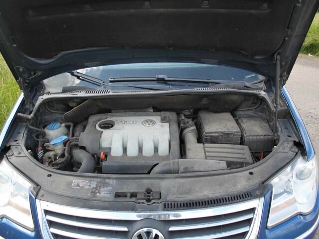 Синий Фольксваген Туран, объемом двигателя 1.9 л и пробегом 381 тыс. км за 2328 $, фото 9 на Automoto.ua