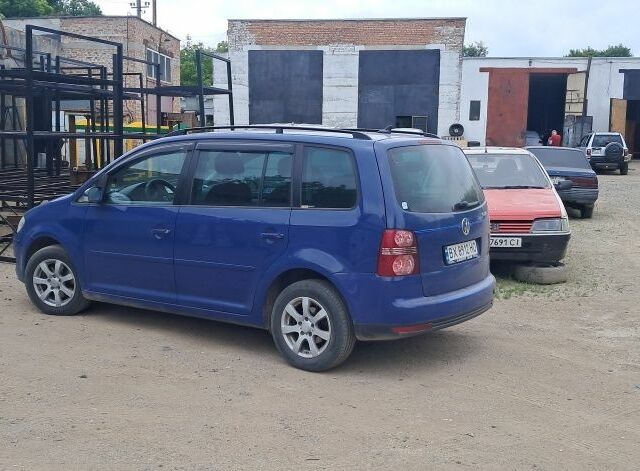 Синий Фольксваген Туран, объемом двигателя 1.6 л и пробегом 219 тыс. км за 6999 $, фото 1 на Automoto.ua