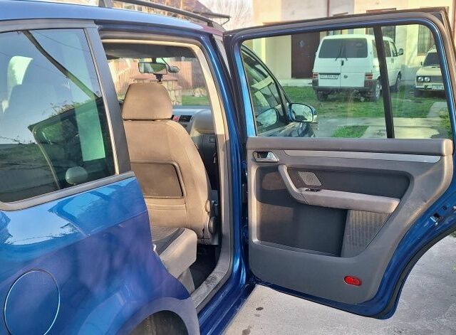 Синий Фольксваген Туран, объемом двигателя 1.9 л и пробегом 250 тыс. км за 7500 $, фото 4 на Automoto.ua