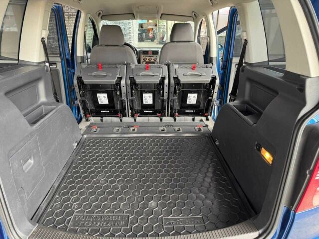 Синий Фольксваген Туран, объемом двигателя 1.4 л и пробегом 241 тыс. км за 6399 $, фото 2 на Automoto.ua