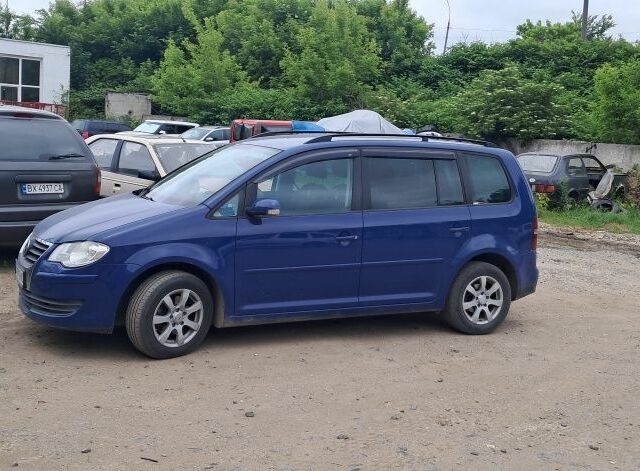 Синий Фольксваген Туран, объемом двигателя 1.6 л и пробегом 219 тыс. км за 6999 $, фото 3 на Automoto.ua