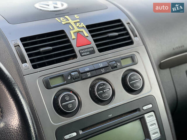 Синий Фольксваген Туран, объемом двигателя 1.6 л и пробегом 268 тыс. км за 6399 $, фото 22 на Automoto.ua