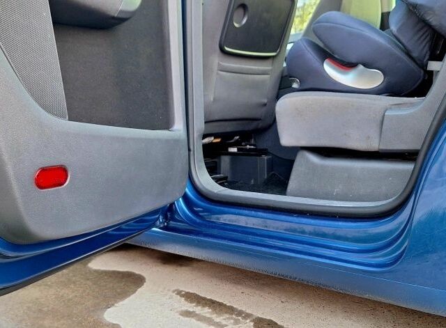 Синий Фольксваген Туран, объемом двигателя 1.9 л и пробегом 250 тыс. км за 7500 $, фото 13 на Automoto.ua