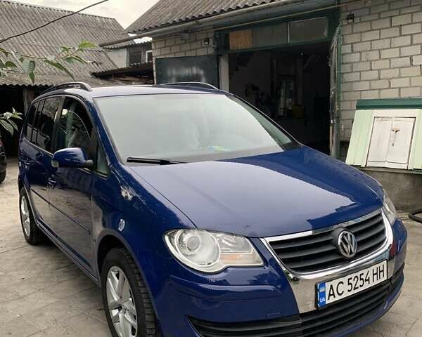 Синий Фольксваген Туран, объемом двигателя 1.6 л и пробегом 225 тыс. км за 6300 $, фото 1 на Automoto.ua