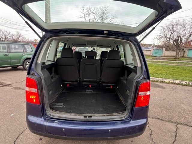 Синій Фольксваген Туран, об'ємом двигуна 1.9 л та пробігом 320 тис. км за 2800 $, фото 7 на Automoto.ua