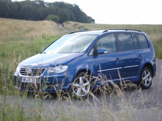 Синий Фольксваген Туран, объемом двигателя 1.9 л и пробегом 381 тыс. км за 2328 $, фото 1 на Automoto.ua