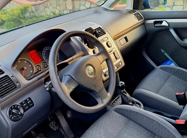 Синий Фольксваген Туран, объемом двигателя 1.9 л и пробегом 250 тыс. км за 7500 $, фото 12 на Automoto.ua