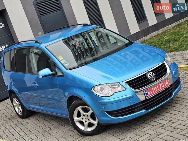 Синий Фольксваген Туран, объемом двигателя 1.6 л и пробегом 237 тыс. км за 6500 $, фото 2 на Automoto.ua