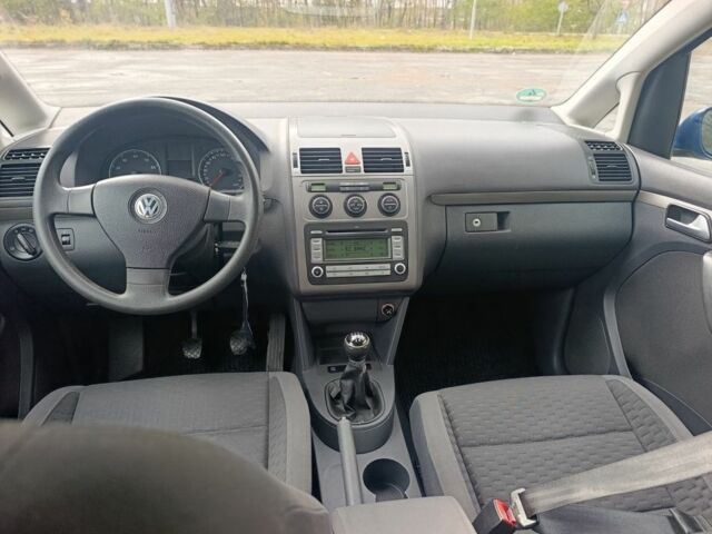 Синий Фольксваген Туран, объемом двигателя 1.6 л и пробегом 246 тыс. км за 7450 $, фото 5 на Automoto.ua