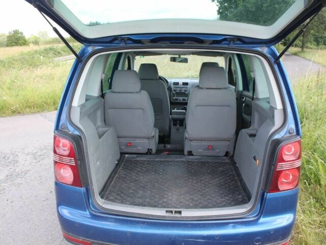 Синий Фольксваген Туран, объемом двигателя 1.9 л и пробегом 381 тыс. км за 2328 $, фото 5 на Automoto.ua