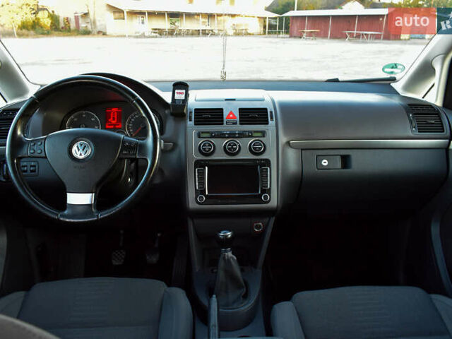 Синій Фольксваген Туран, об'ємом двигуна 2 л та пробігом 255 тис. км за 8400 $, фото 25 на Automoto.ua
